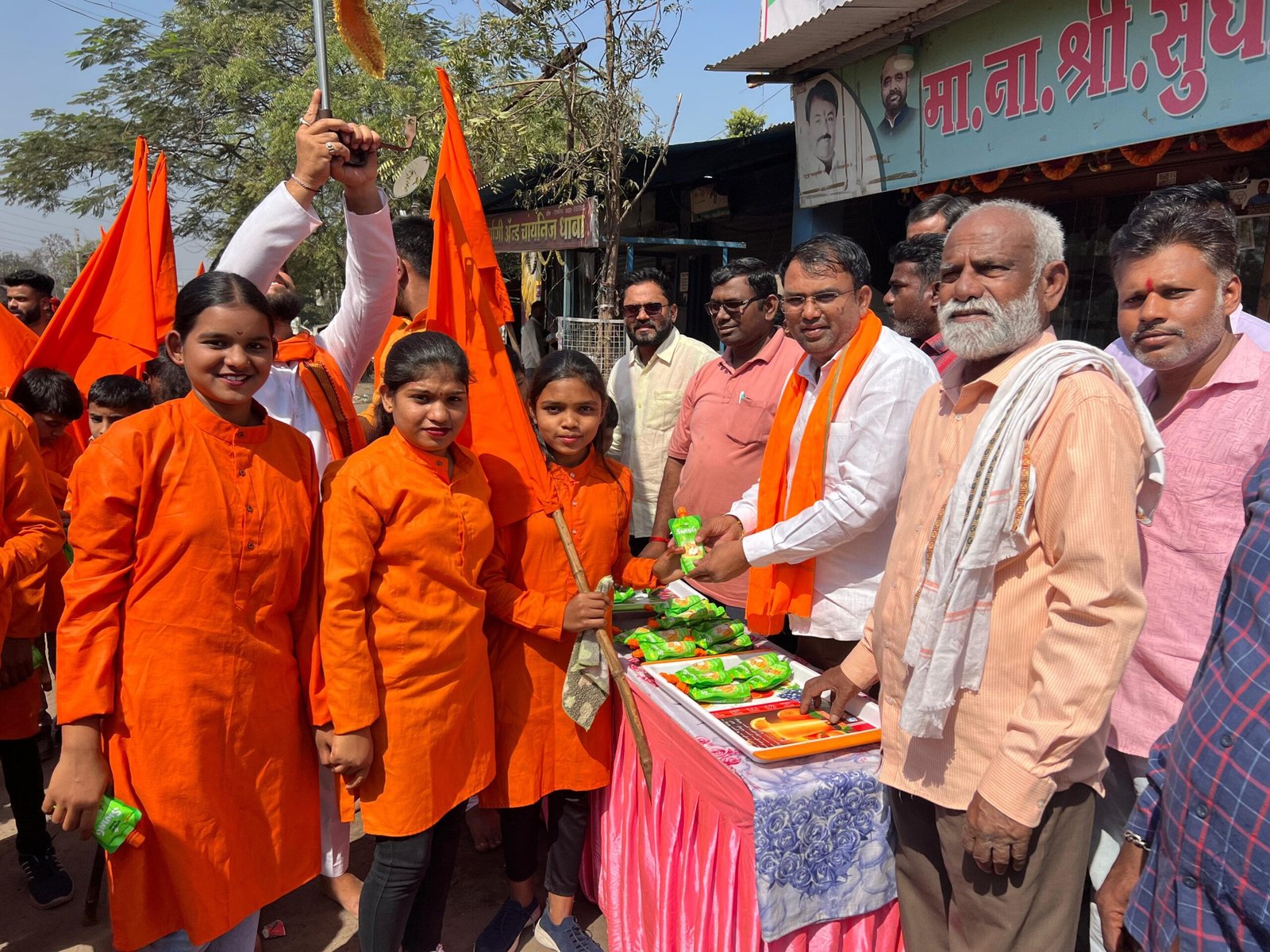 भाजपाचे विवेक बोढे यांच्या हस्ते शिवजयंती निमित्त शीतपेयाचे वाटप